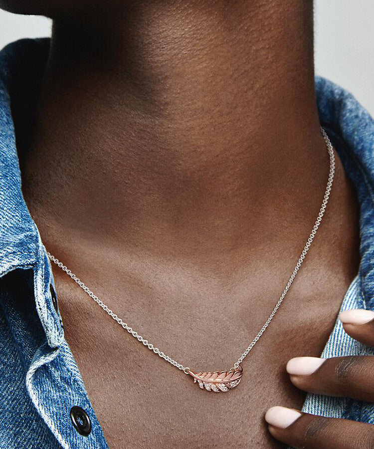 Colar Pandora Floating Curved Feather