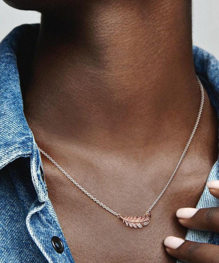 Colar Pandora Floating Curved Feather