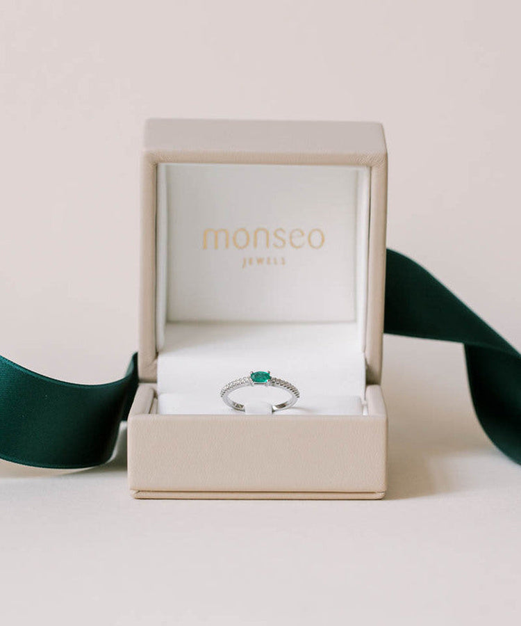 Anel Monseo Oval Ouro Branco, Esmeralda e Diamantes